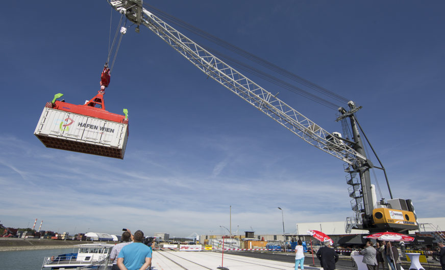 Hafen Wien investiert 3 Mio. Euro in einen 240 Tonnen schweren Mobilkran
