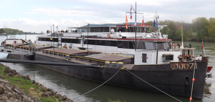 DDSG Cargo transfers pontoon to the port of Korneuburg