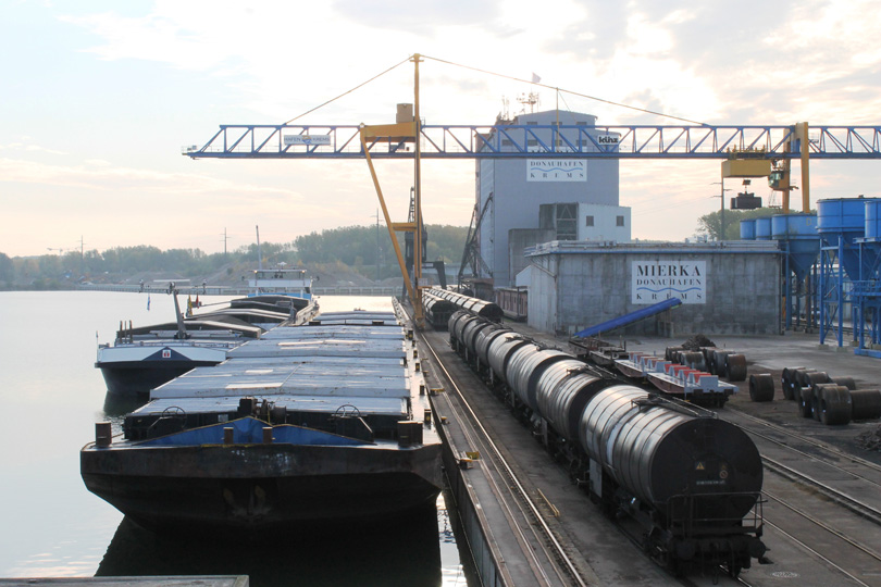 Klares Plus beim Schiffsumschlag im Mierka Donauhafen Krems