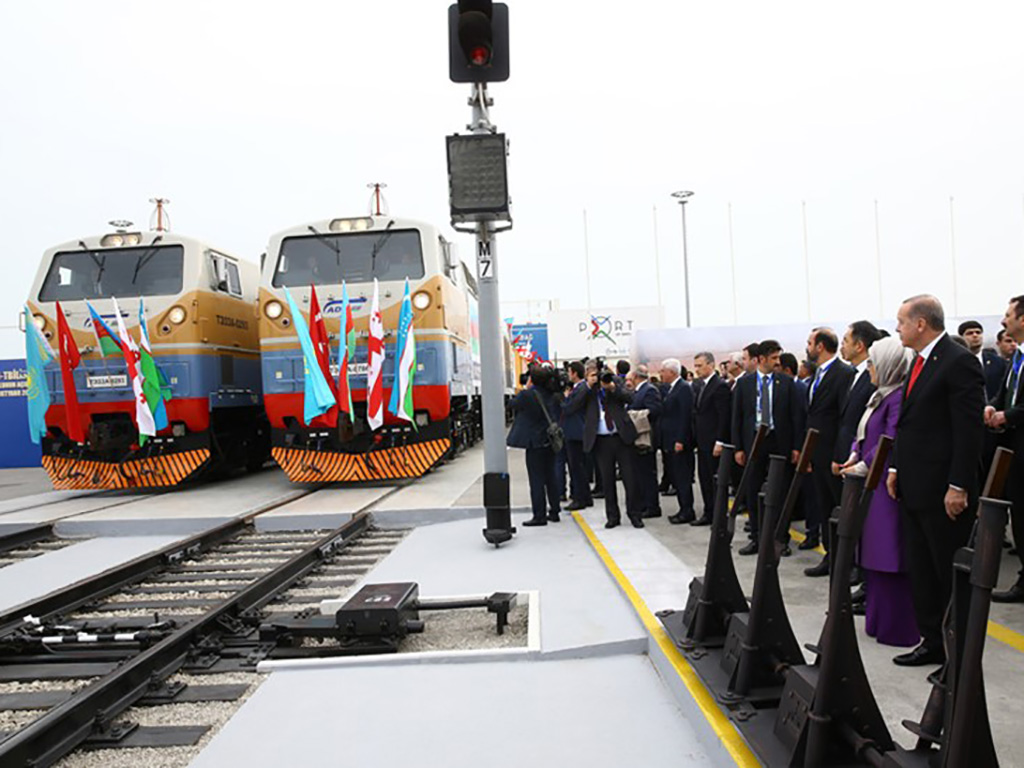 Erster Güterzug auf der Bahnlinie Baku–Tiflis–Kars