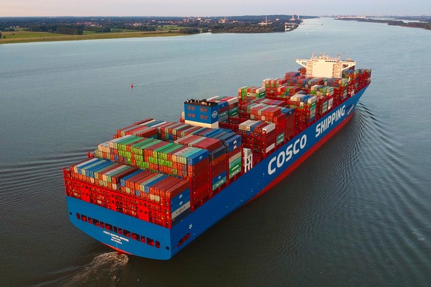 „Cosco Shipping Universe“: Neues Rekordschiff im Hafen Hamburg