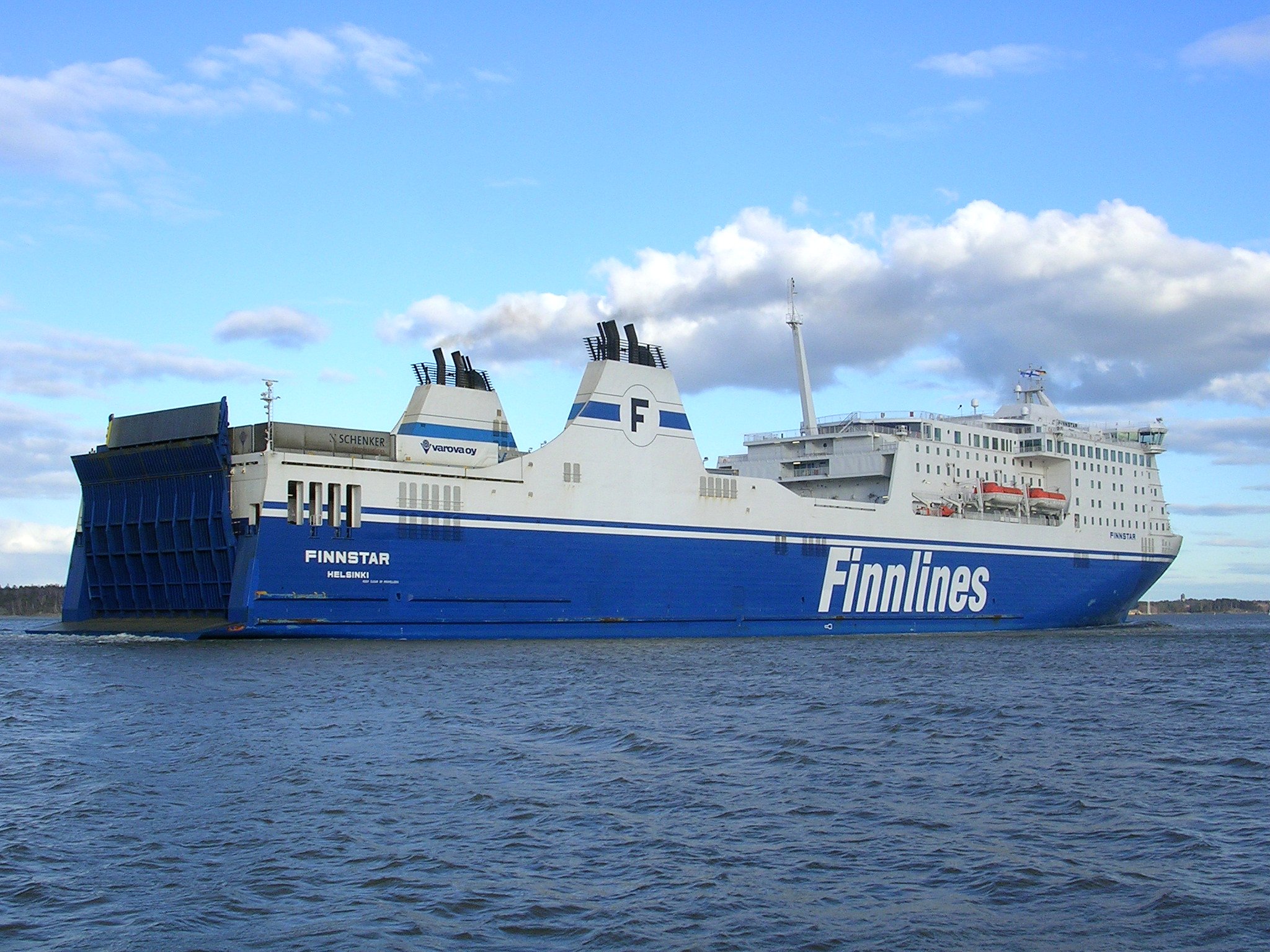 Какие паромы. Паром Finnlines Хельсинки. Паром Финнлайнс Травемюнде. Паром Хельсинки Травемюнде. Грузовой паром.