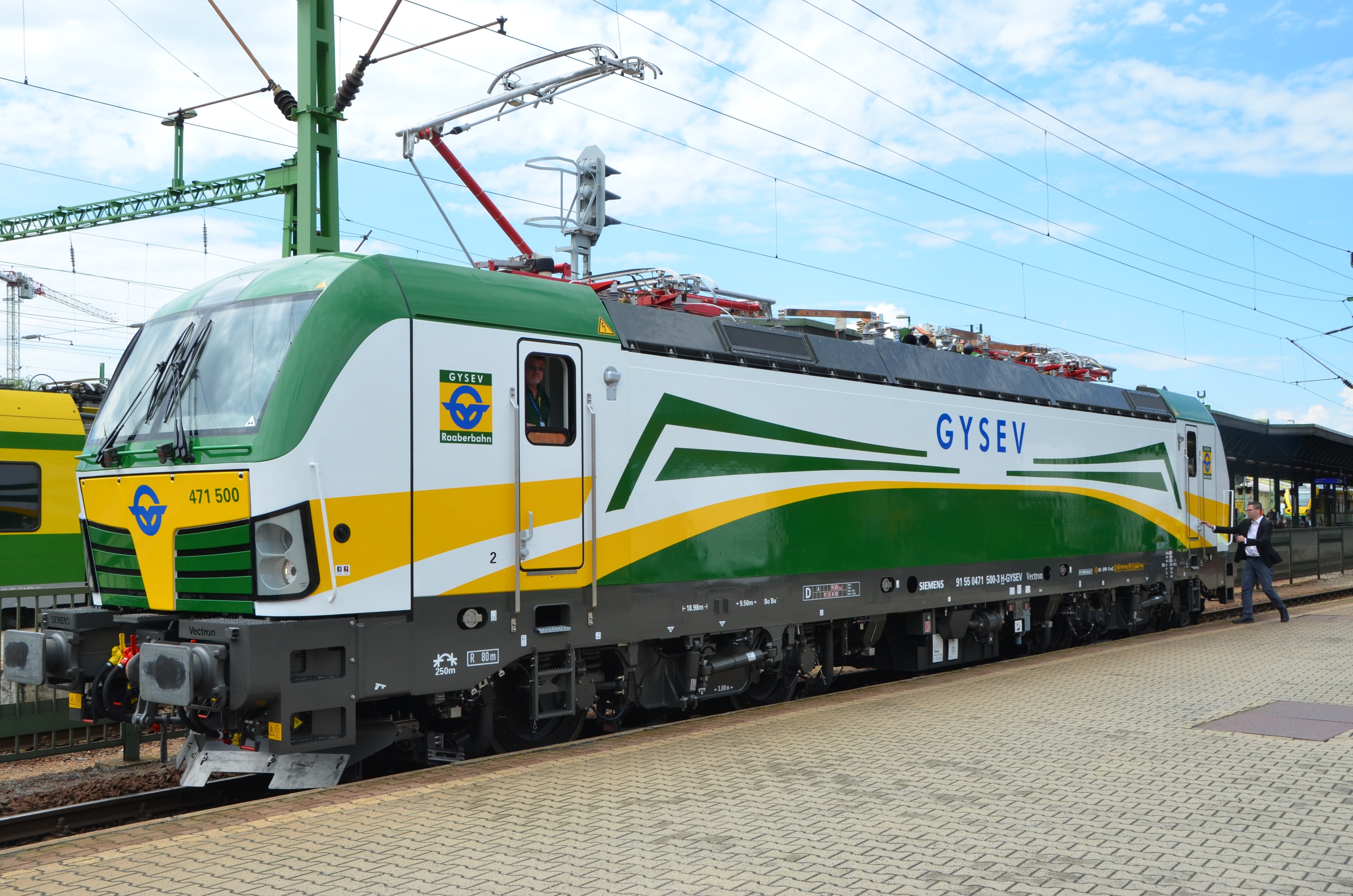 GYSEV takes over the first two of Siemens Vectron locomotives