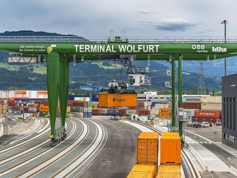 Two new container cranes at the ÖBB’s Wolfurt cargo centre
