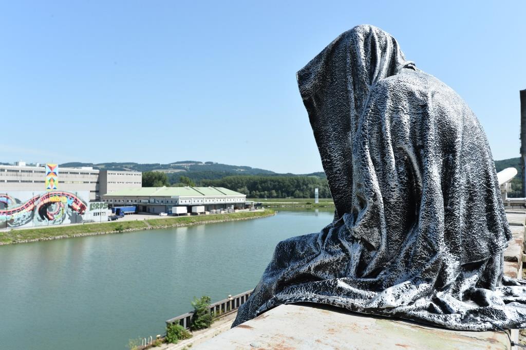 Oberösterreichische Kunst „überwacht“ Linzer Hafen