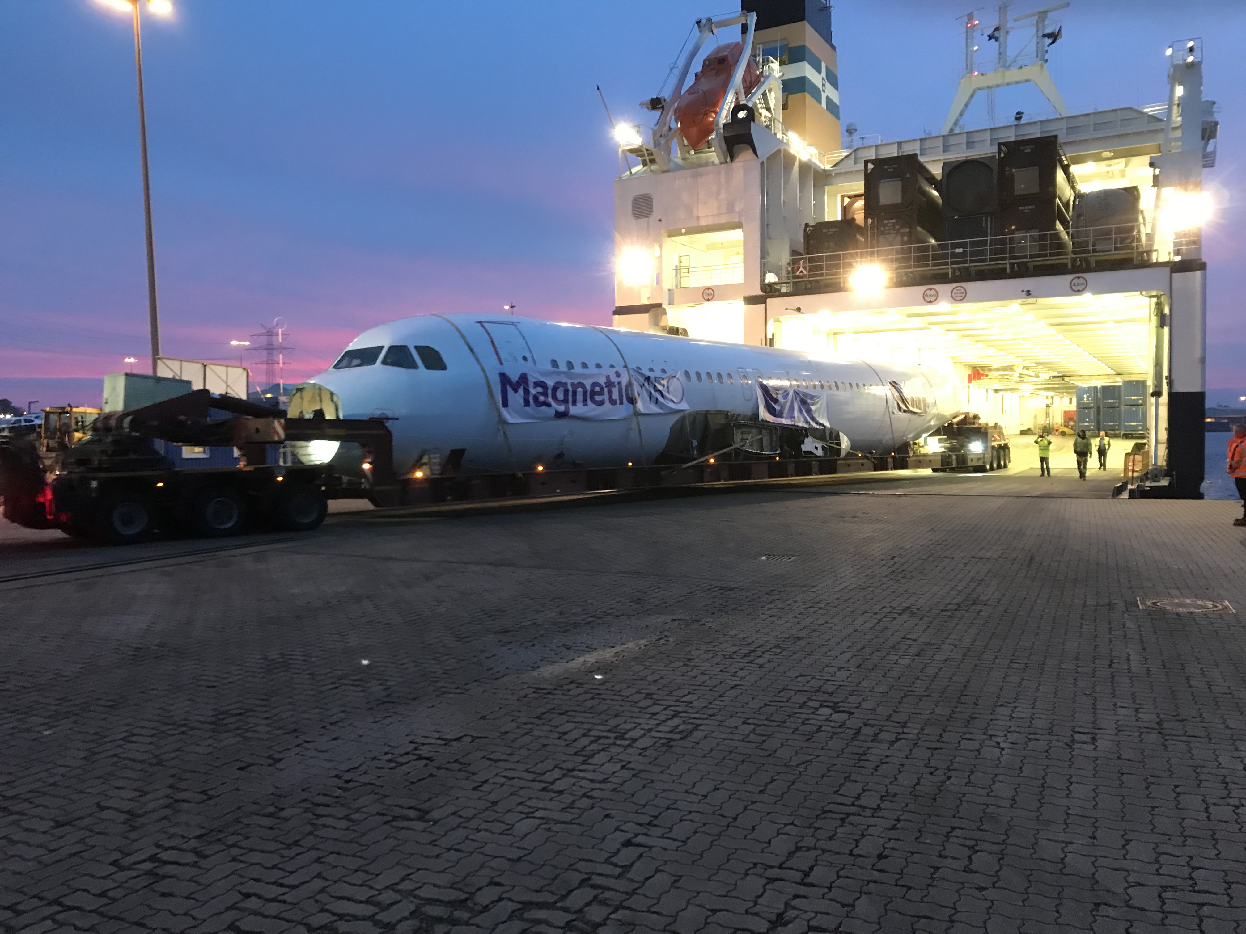 Airbus A320 „landet“ mit Transfennica am Lübecker Seelandkai
