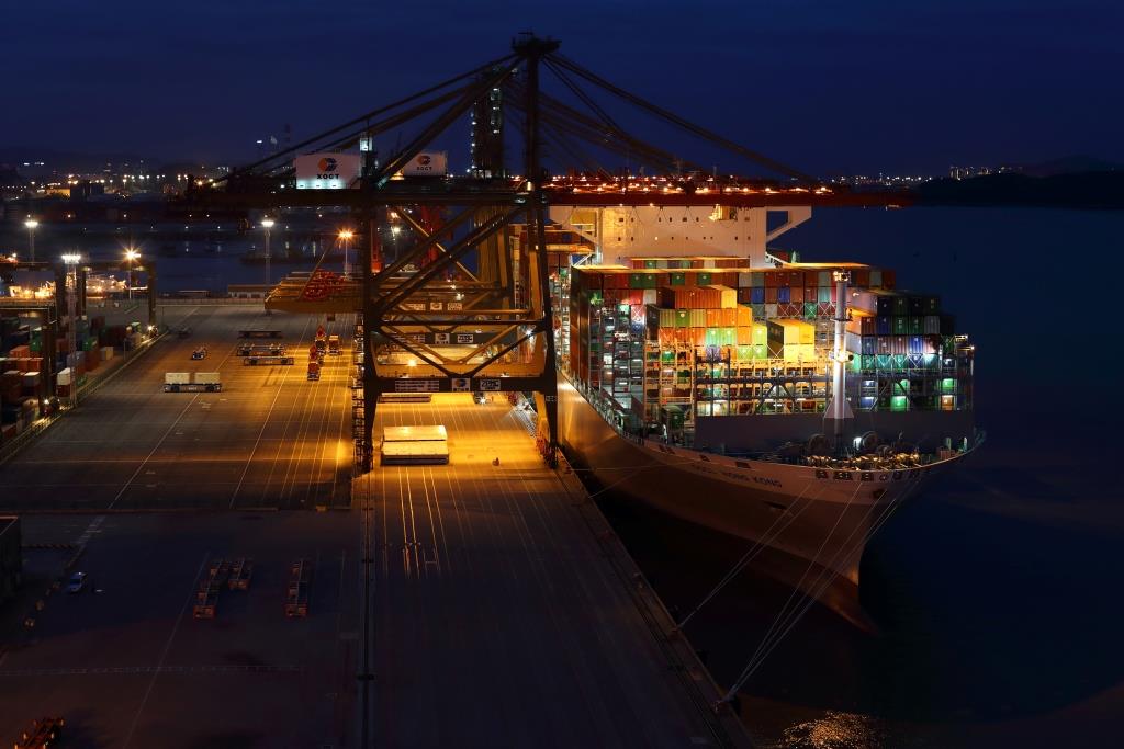 Erstanlauf des weltweit größten Containerschiffs in Rotterdam