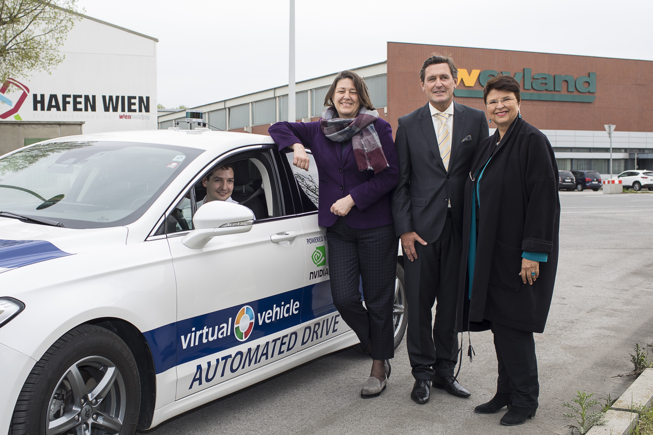 EU-Kommissarin Violeta Bulc zu Besuch im Hafen Wien
