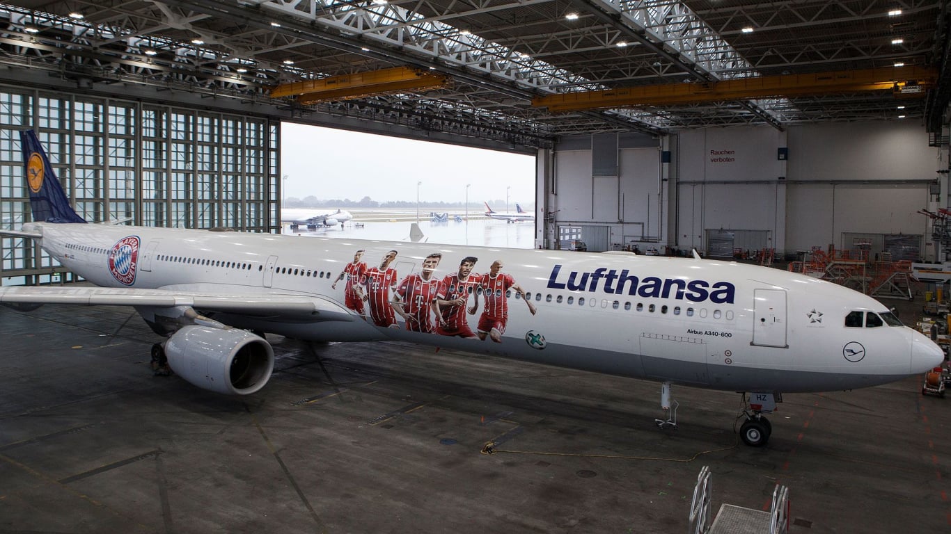FC Bayern München-Airbus der Lufthansa fliegt im neuen Design