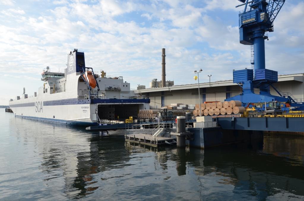 Neues Logistikzentrum für Forstprodukte im Seehafen Kiel