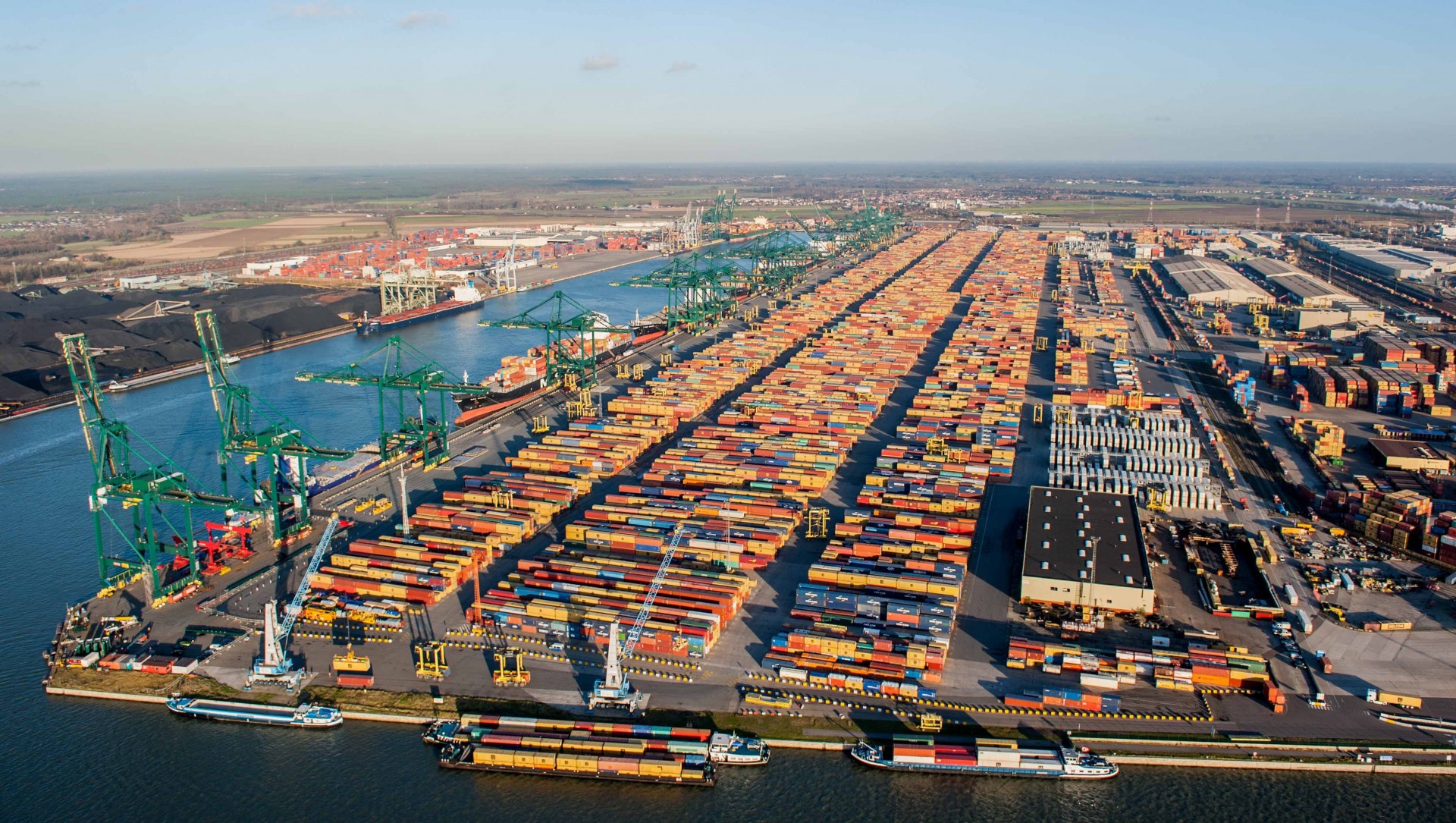 Какой порт самый крупный. Порт Антверпен Бельгия. Порт Антверпен Зебрюгге. Морской торговый порт Антверпен Бельгия. Порт Зебрюгге Бельгия.