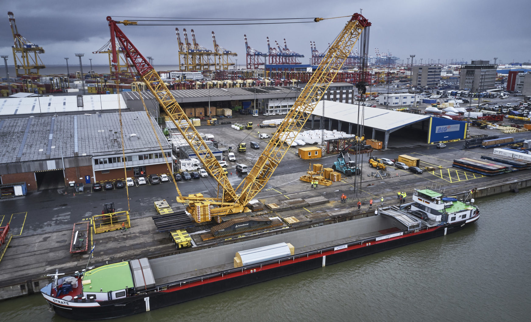 600-tonne crawler crane at BLG AutoTerminal Bremerhaven ...