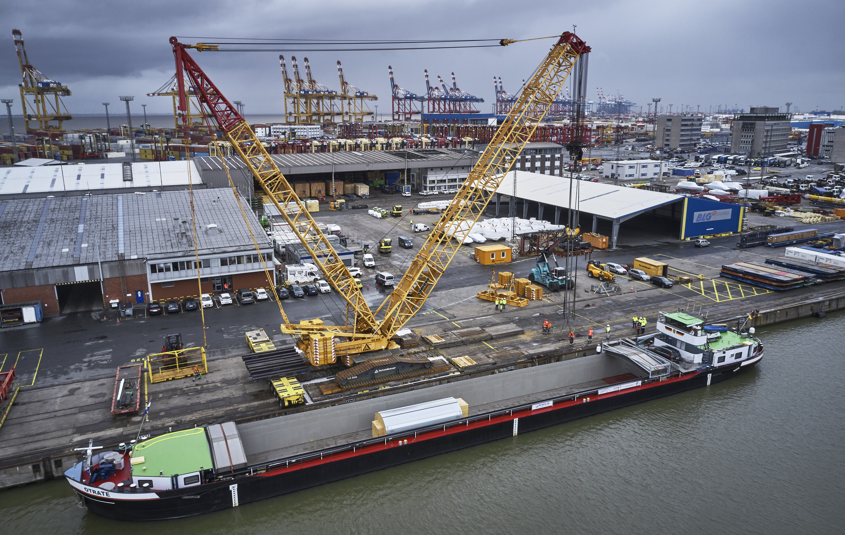 600-tonne crawler crane at BLG AutoTerminal Bremerhaven ...