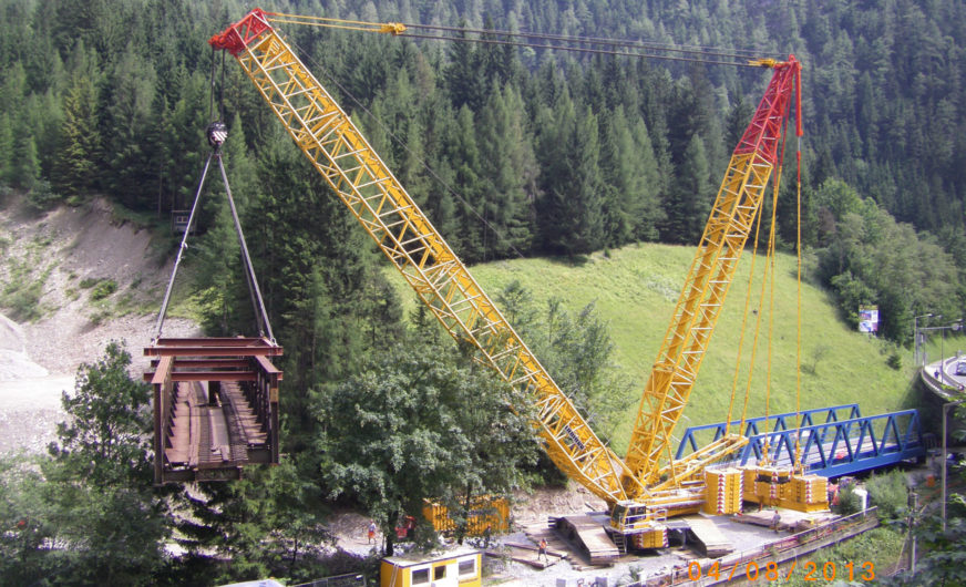 750-tonne crawler crane operating for the Gailtalbahn