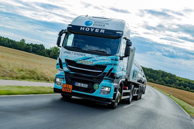 Hoyer Group erweitert grüne Flotte für klimafreundliche Straßentransporte
