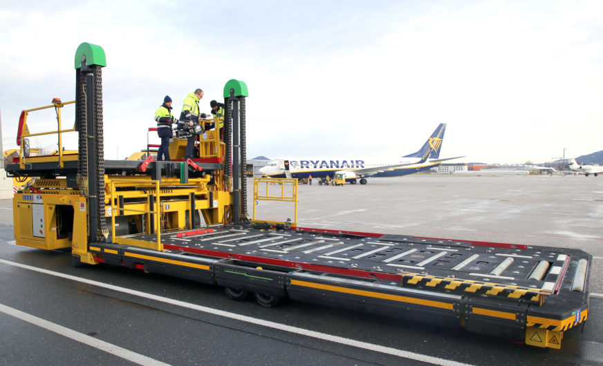 Flughafen Salzburg: Erster elektrischer Cargo Master Lader für Fracht und Gepäck