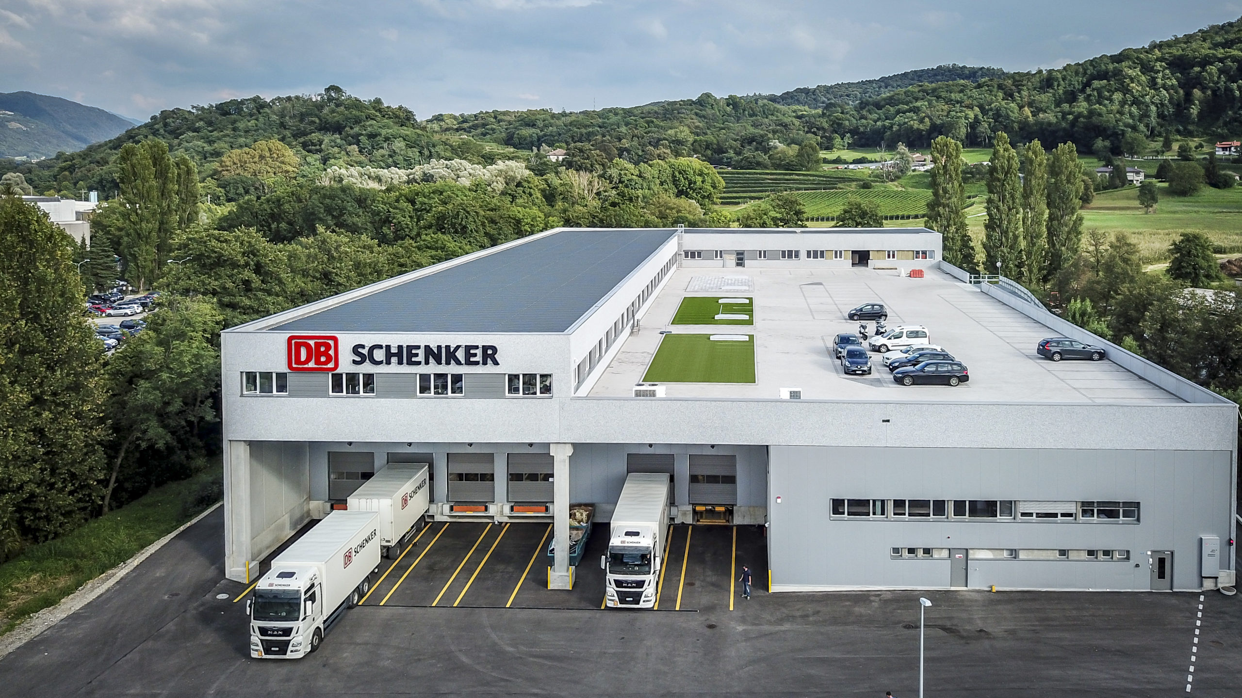 DB Schenker Modelogistik mit Samthandschuhen