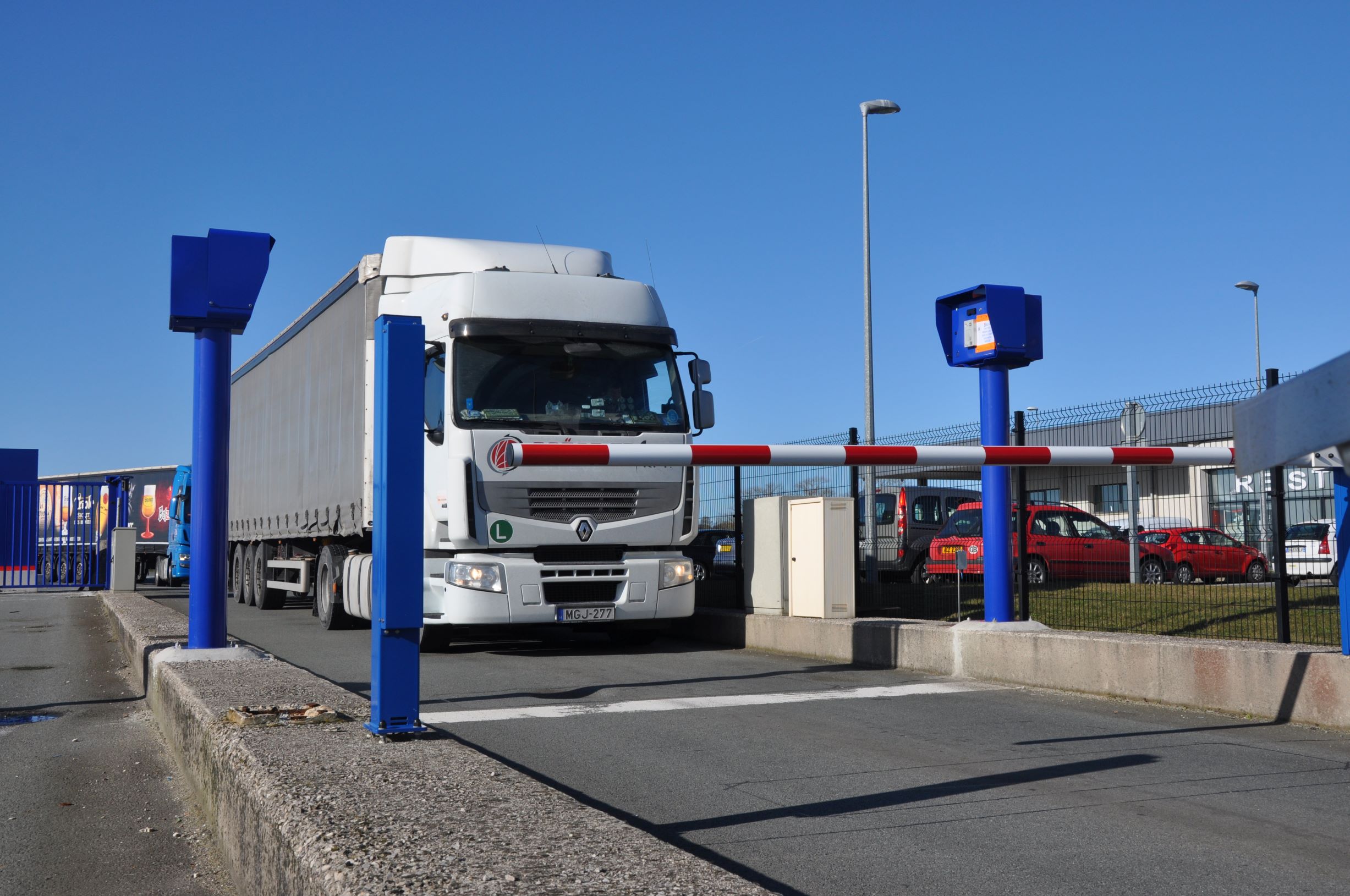 Sichere LkwParkplätze für Speditionen in Calais