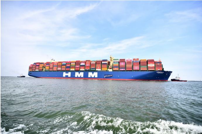 Größtes Containerschiff der Welt in Rotterdam eingetroffen