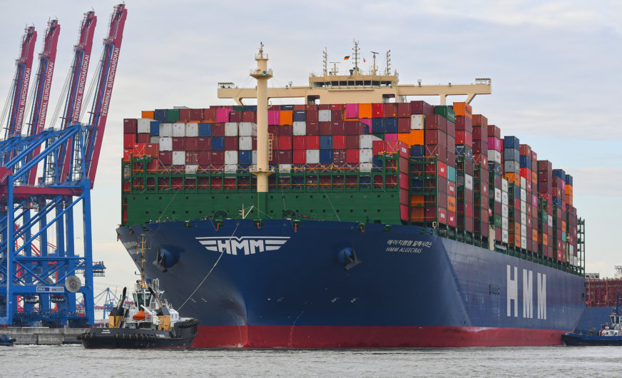 Größtes Containerschiff der Welt macht in Hamburg fest