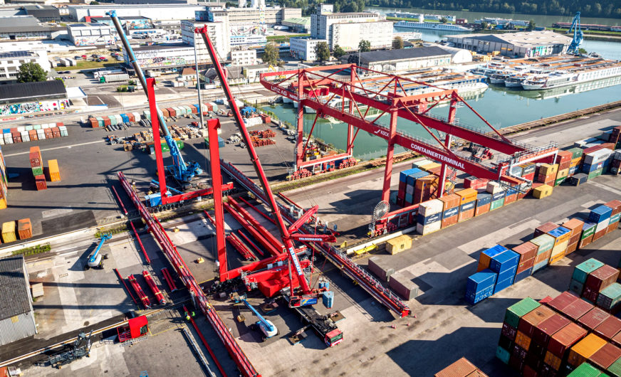Montage des zweiten Containerportalkrans im Linzer Hafen