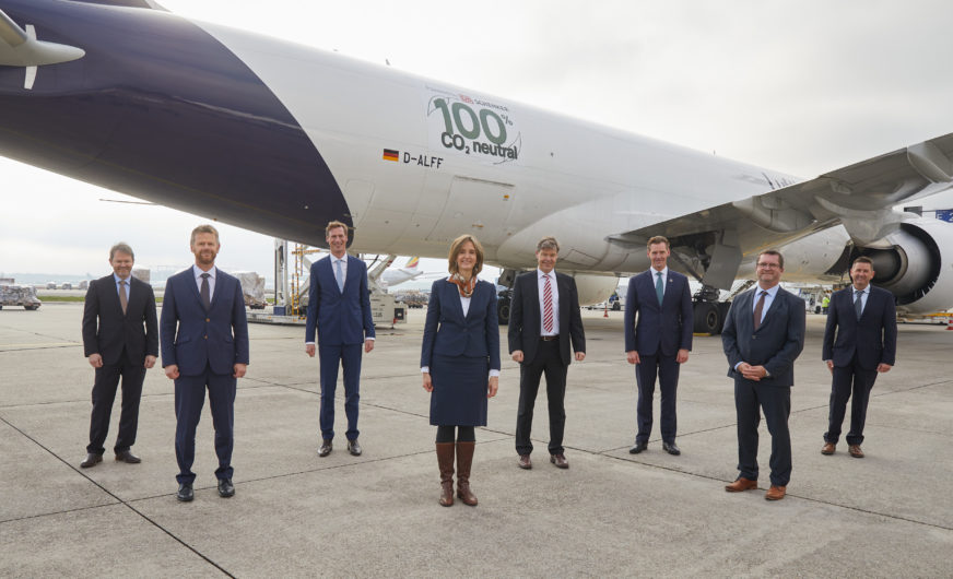 Erste CO2-neutrale Frachtflüge von DB Schenker und Lufthansa Cargo