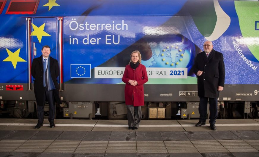 EU-Lok der ÖBB geht in neuem Design auf Reisen