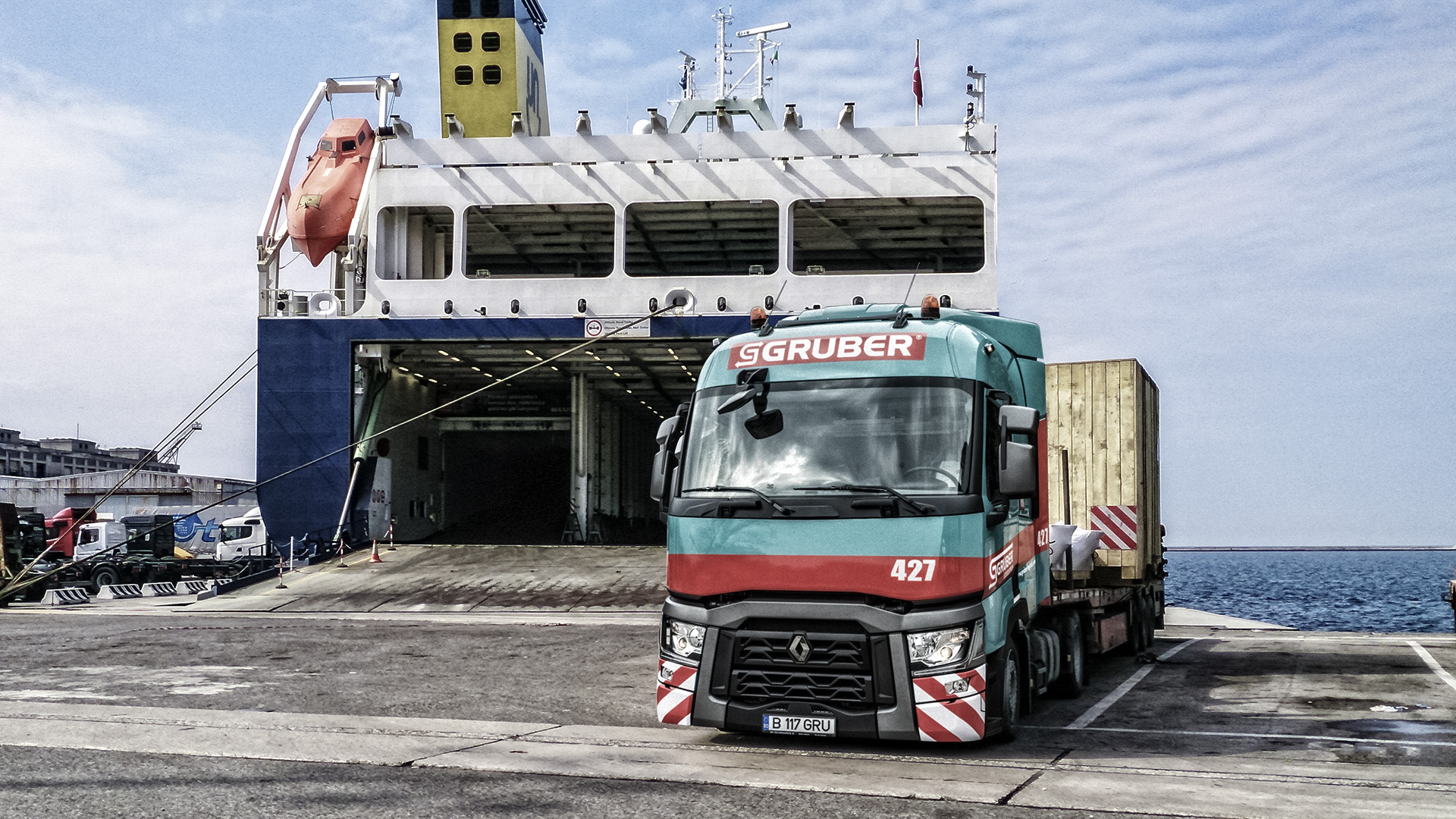 Карго транспортная. Gruber Logistics Литва. Негабаритные перевозки Америка. Негабаритный груз в порту. Крупногабаритный грузовой транспорт.