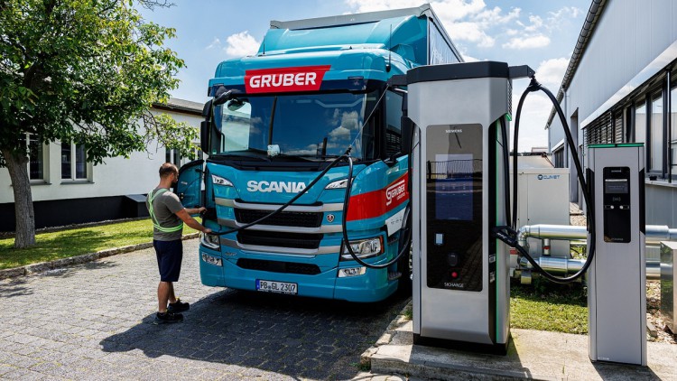 Gruber Logistics: Erster E-Lkw für Siemens-Transporte