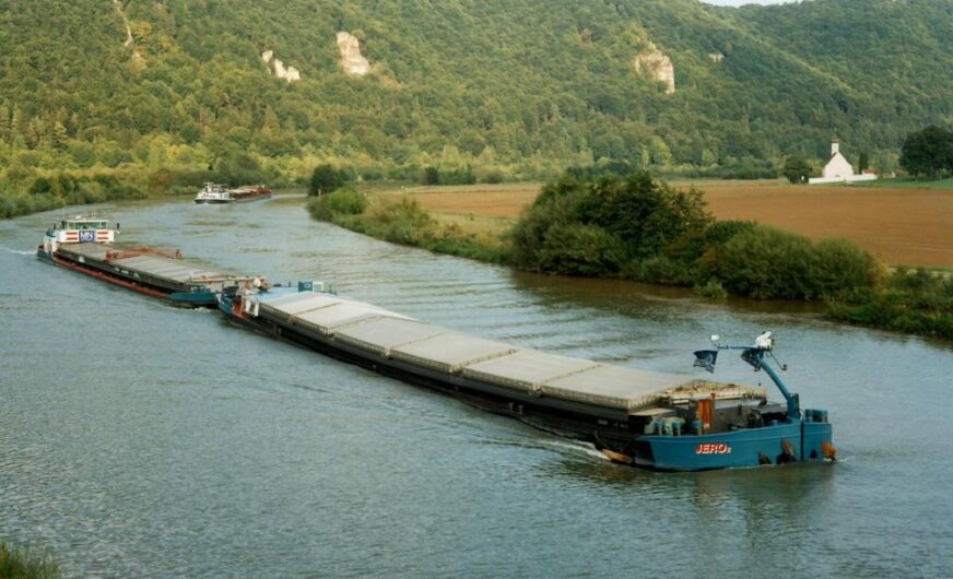 Gesamt-Sperre der Donau für Schiffsverkehr in Österreich