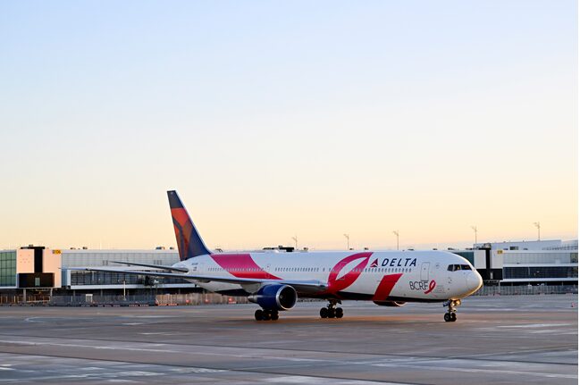 „Pink Plane“ von Delta zu Besuch in München