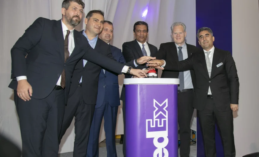 FedEx positioniert sich zwischen Ost und West