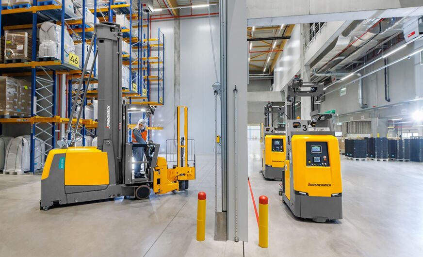Teilautomatisierte Intralogistik für Lager von Ritter Sport