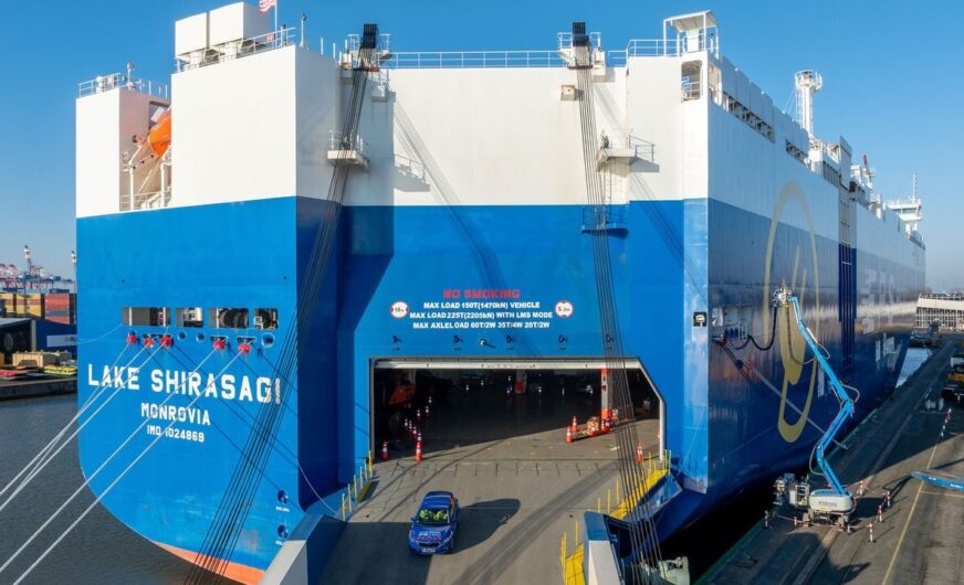 In Bremerhaven „tankt“ der erste Car Carrier Landstrom