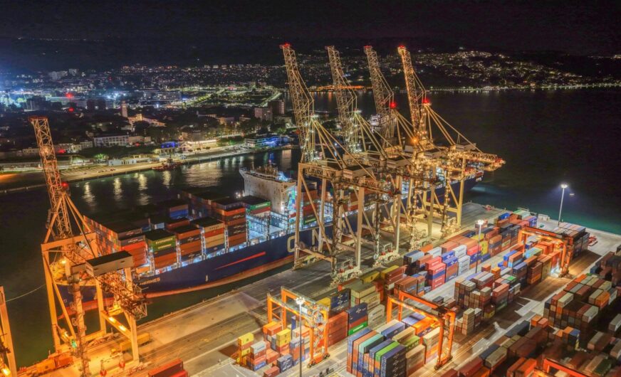 Immer mehr Container laufen über Koper 