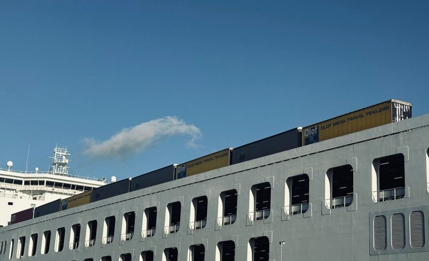 L.I.T. Gruppe fährt im UK mit Megatrailern vor