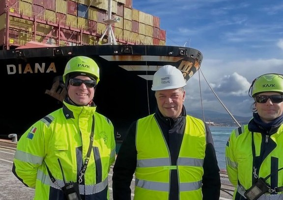 Bislang größtes Containerschiff am Molo VII in Triest