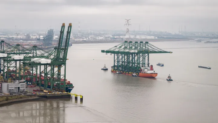 Fünf Mega-Containerkräne für den Hafen Antwerpen