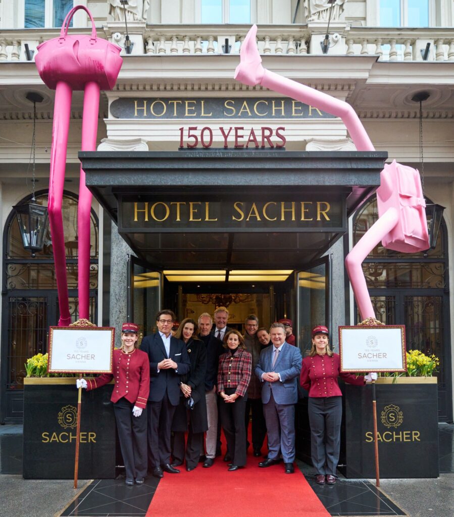 150. Geburtstag Hotel Sacher Wien mit Skulpturen von Knstler Erwin Wurm vor dem Hoteleingang