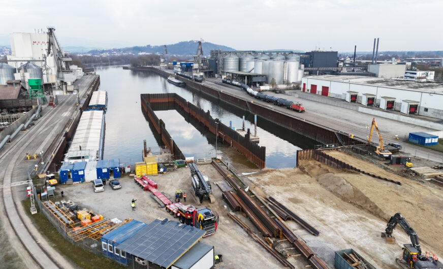 Im Hafen Straubing-Sand überholt die Bahn das Schiff
