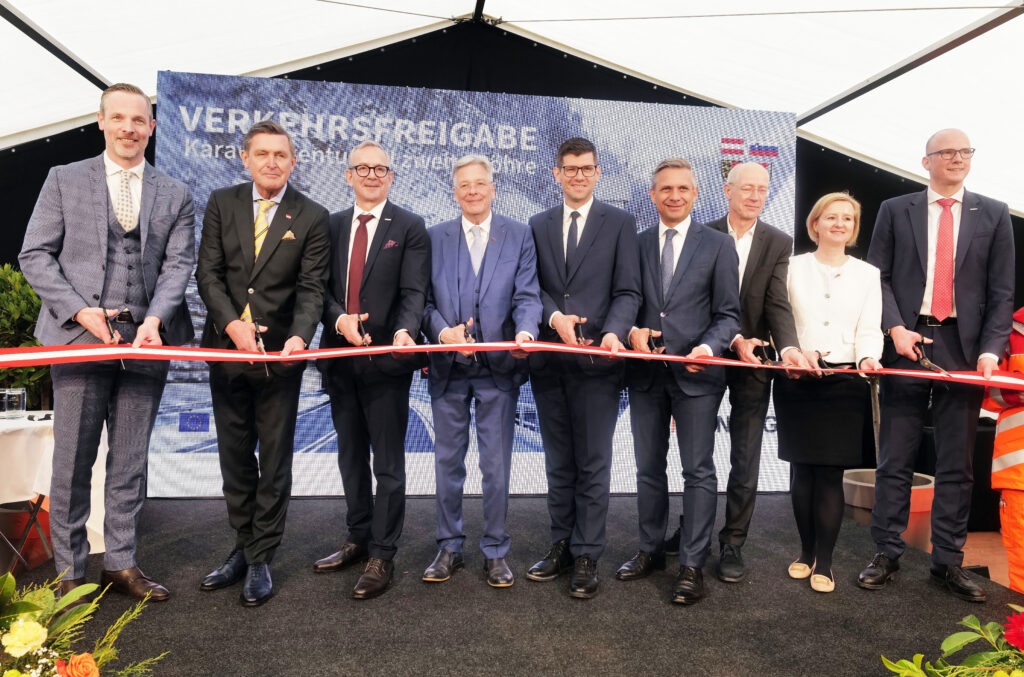 Feierliche Verkehrsfreigabe des Karawankentunnels
Im Bild: Hartwig Hufnagl, BM Peter Hanke, Alexander Wlalcher, LH Peter Kaiser, LH-Stv. Martin Gruber, BM Wolfgang Hattmannsdorfer, Herbert Kasser, Tamara Christ und Andreas Fromm.