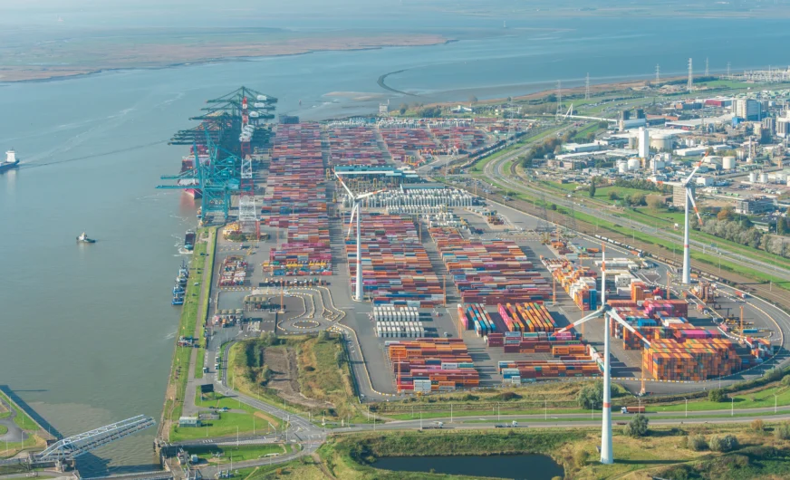 Hybrid-Straddle-Carrier von Kalmar für PSA Antwerp