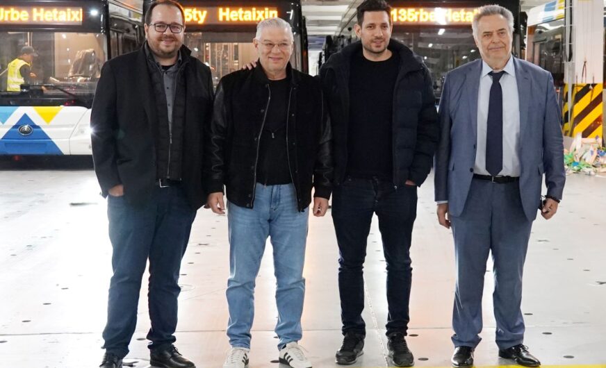 155 Elektrobusse passieren den Hafen Piräus