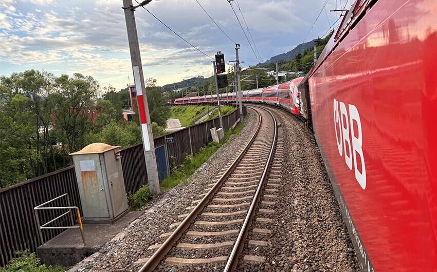 Highspeed-Zug im Schlepptau der ÖBB Rail Cargo Group