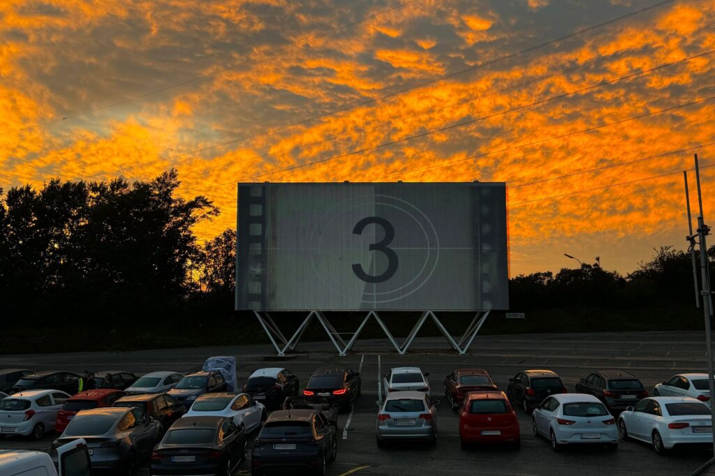 Zuerst den Sonnenuntergang genie§en, und dann mit deinem Lieblingsmensch gro§es Kino erleben!