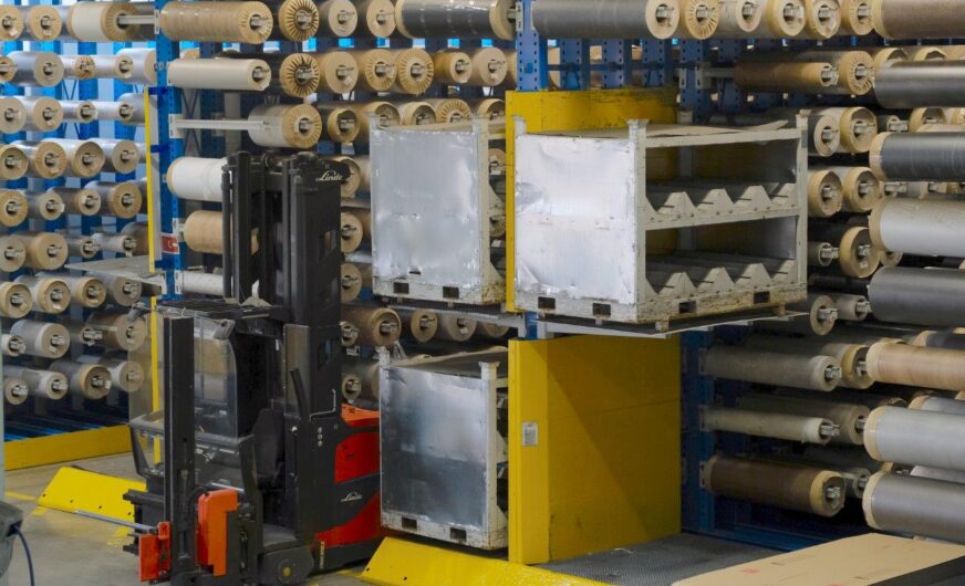 Egger bringt Kragarm-Regale und Stapler in Harmonie