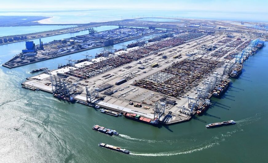 Fast stabiler Containerverkehr im Hafen Rotterdam