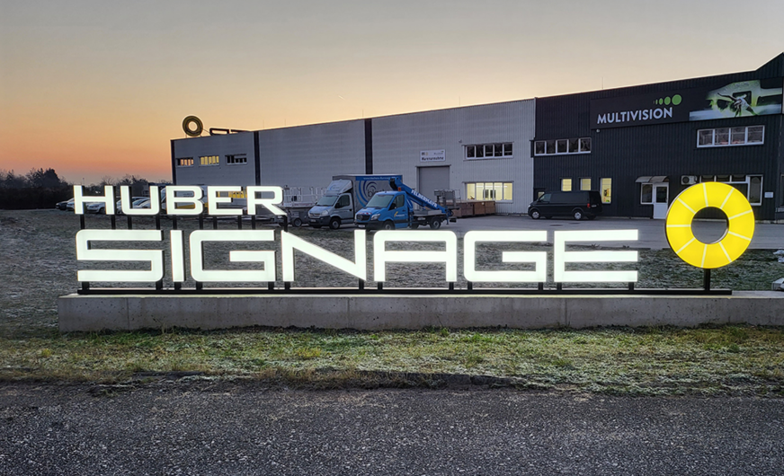Huber Signage wächst mit Infrastruktur/Großprojekten