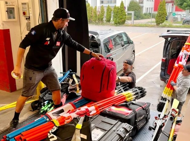 Skistars heben mit 17 Tonnen Material nach Südamerika ab