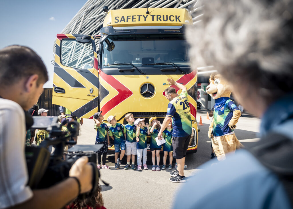 Mercedes-Benz Safety Truck und Safety Coach im Einsatz für mehr Verkehrssicherheit von Kindern

Mercedes-Benz Safety Truck and Safety Coach promote road safety for children